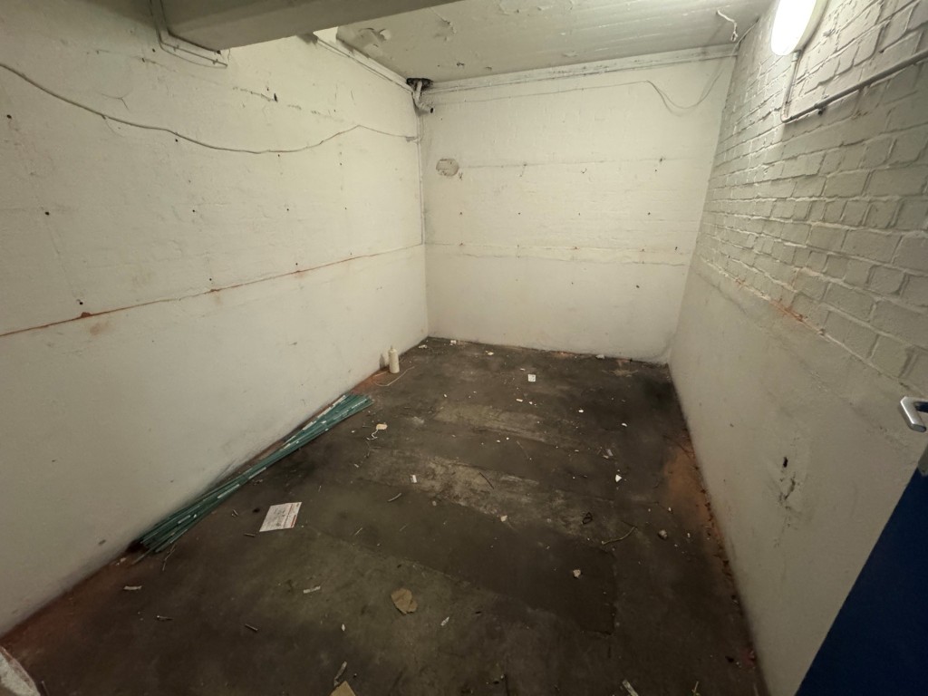 Lot: 42 - FREEHOLD PREMISES IN CENTRAL LOCATION WITH PARKING - Basement - store room